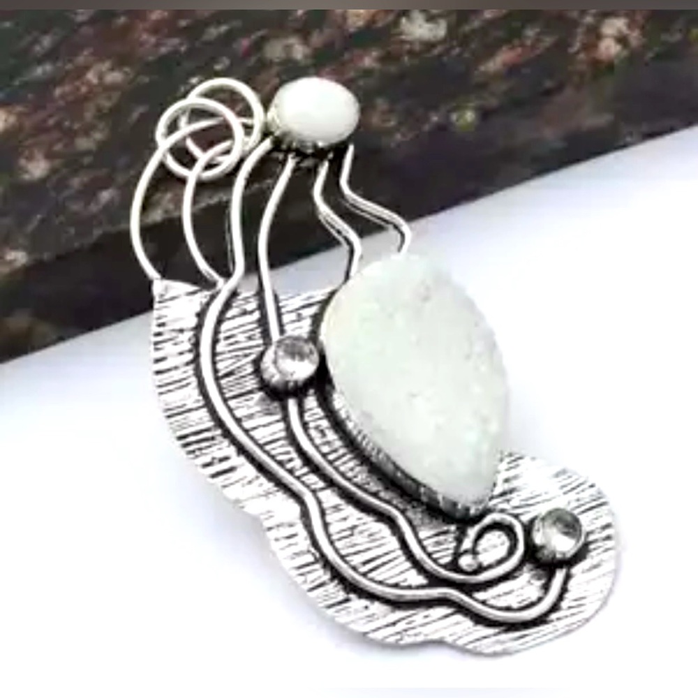 WHITE DRYZY/MOONSTONE PENDANT